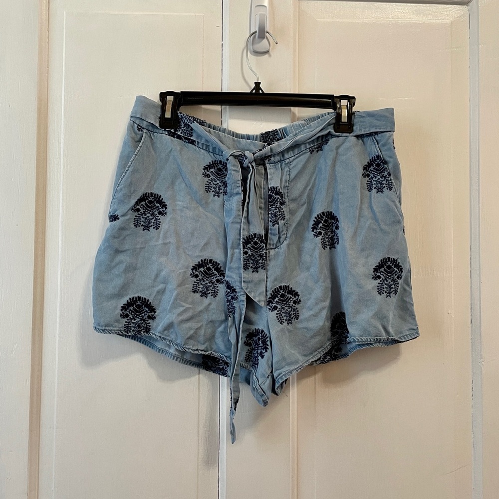 SOLD Knox Rose Women’s Embroidered Tie-Waist Blue Chambray Shorts